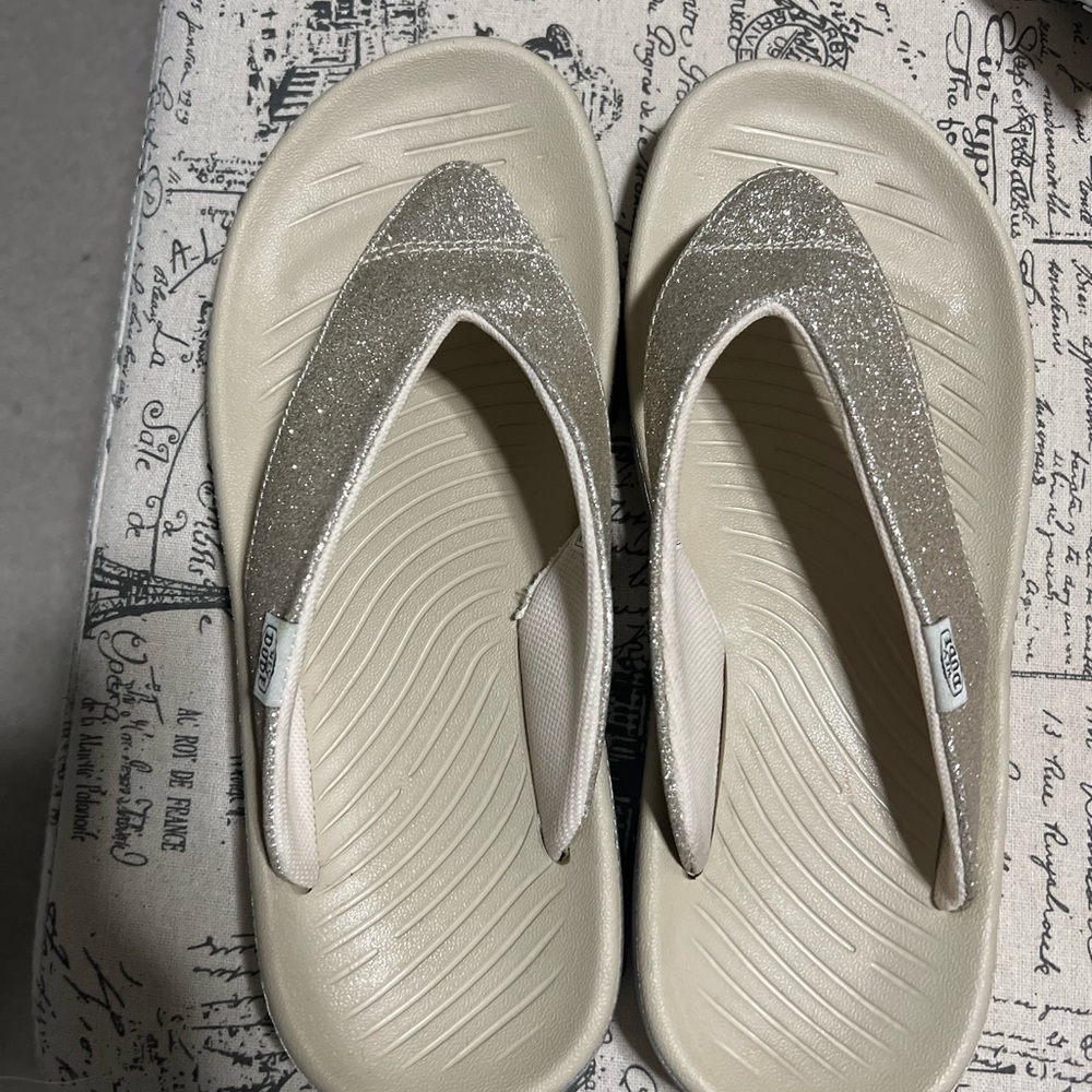 Hey Dude flip flops size 9